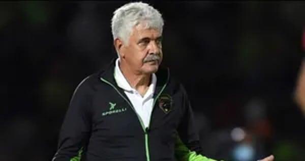 Le debe Bravos sueldo al Tuca Ferreti