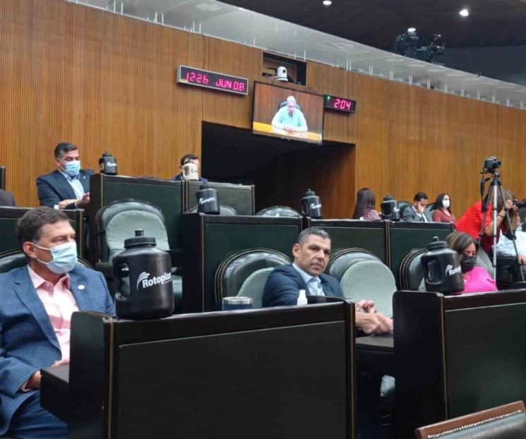 Reciben diputados entre reclamos a director de AyD