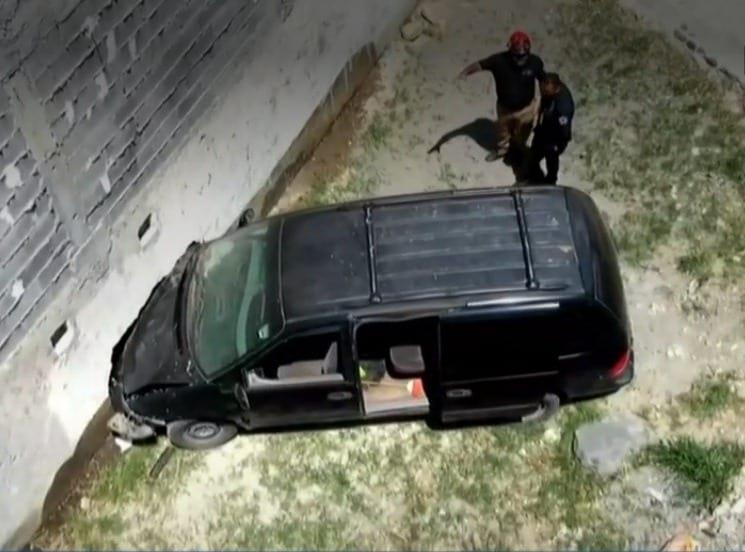 Se incrusta camioneta en casa