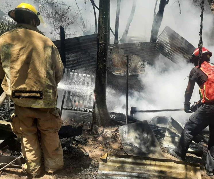 Sobreviven a incendio de casa
