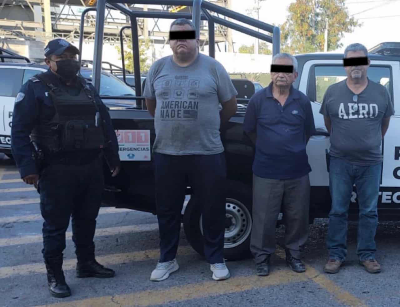 Sorprendidos por el propietario de una vivienda, desmantelándola y con los muebles arriba de una camioneta de mudanzas