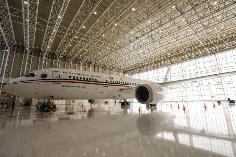 AMLO ofrece avión presidencial TP-01 a plazos a Argentina