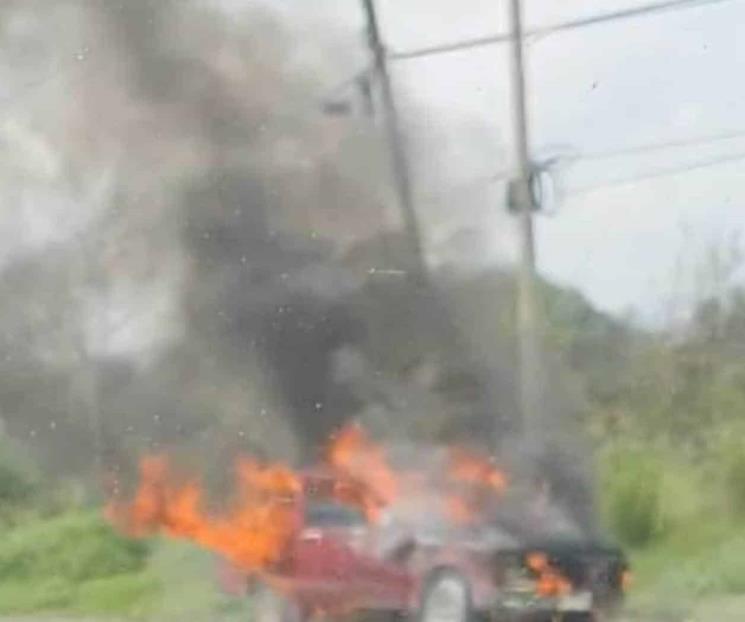 Arde camioneta en Allende