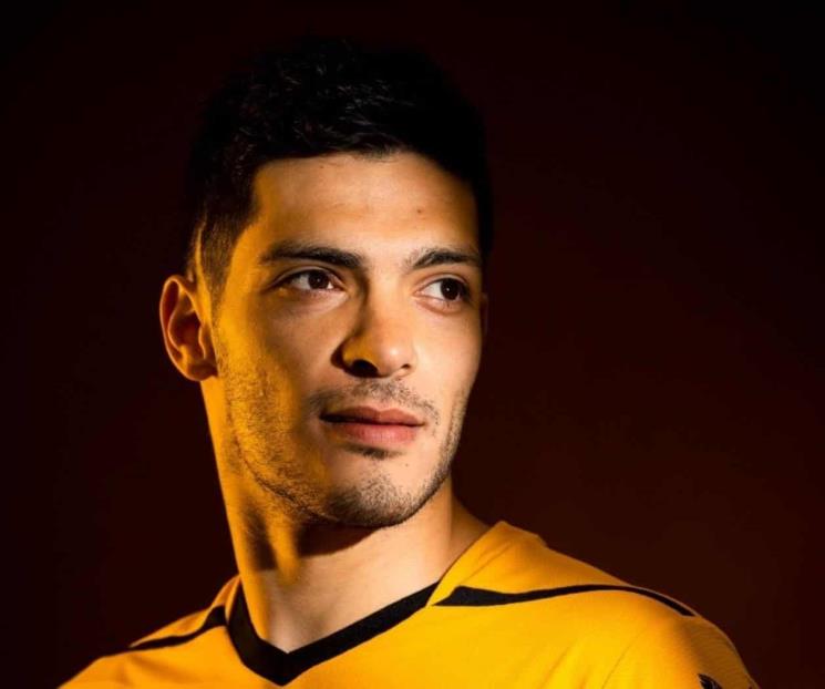 Presenta Raúl Jiménez nuevo jersey del Wolverhampton