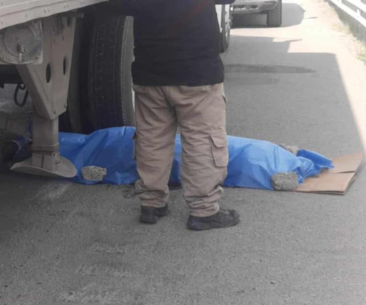 Reparaba tráiler, muere arrollado