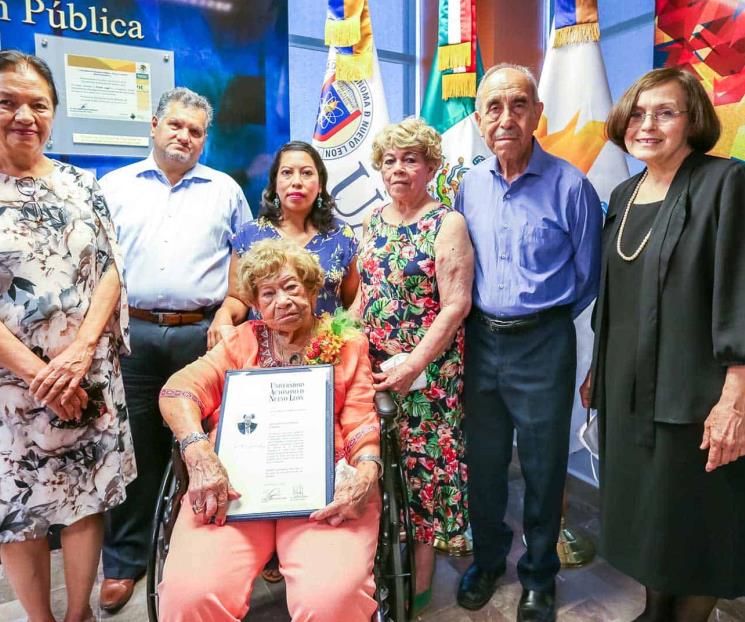 Se titula como abogada a los cien años de edad