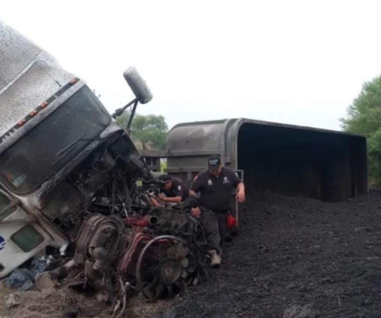 Vuelca tráiler en Linares