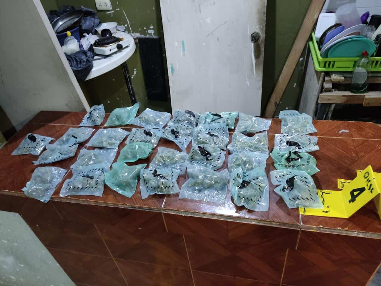 Dos personas detenidas, así como el aseguramiento de un arma de fuego, dinero y droga, dejaron dos cateos