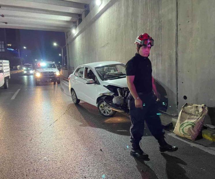 Abandonan auto tras estrellarlo