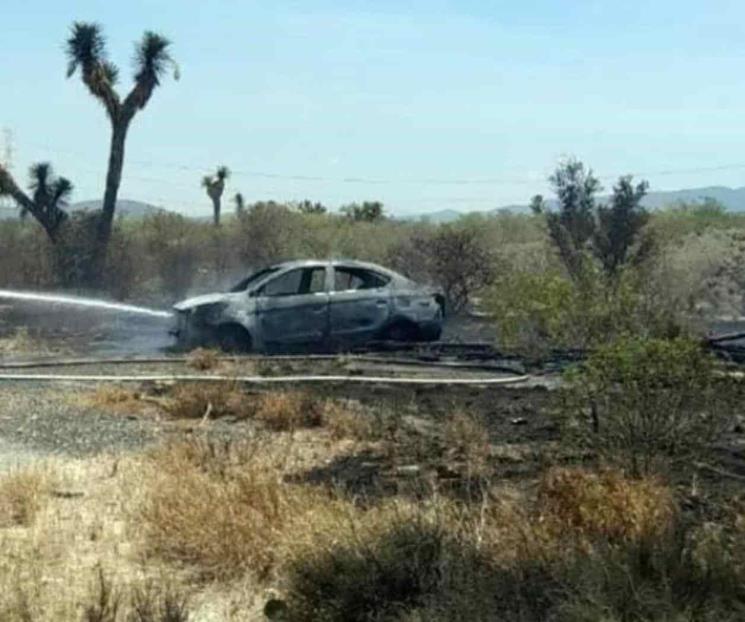 Encuentran cuerpos calcinados dentro de vehículo