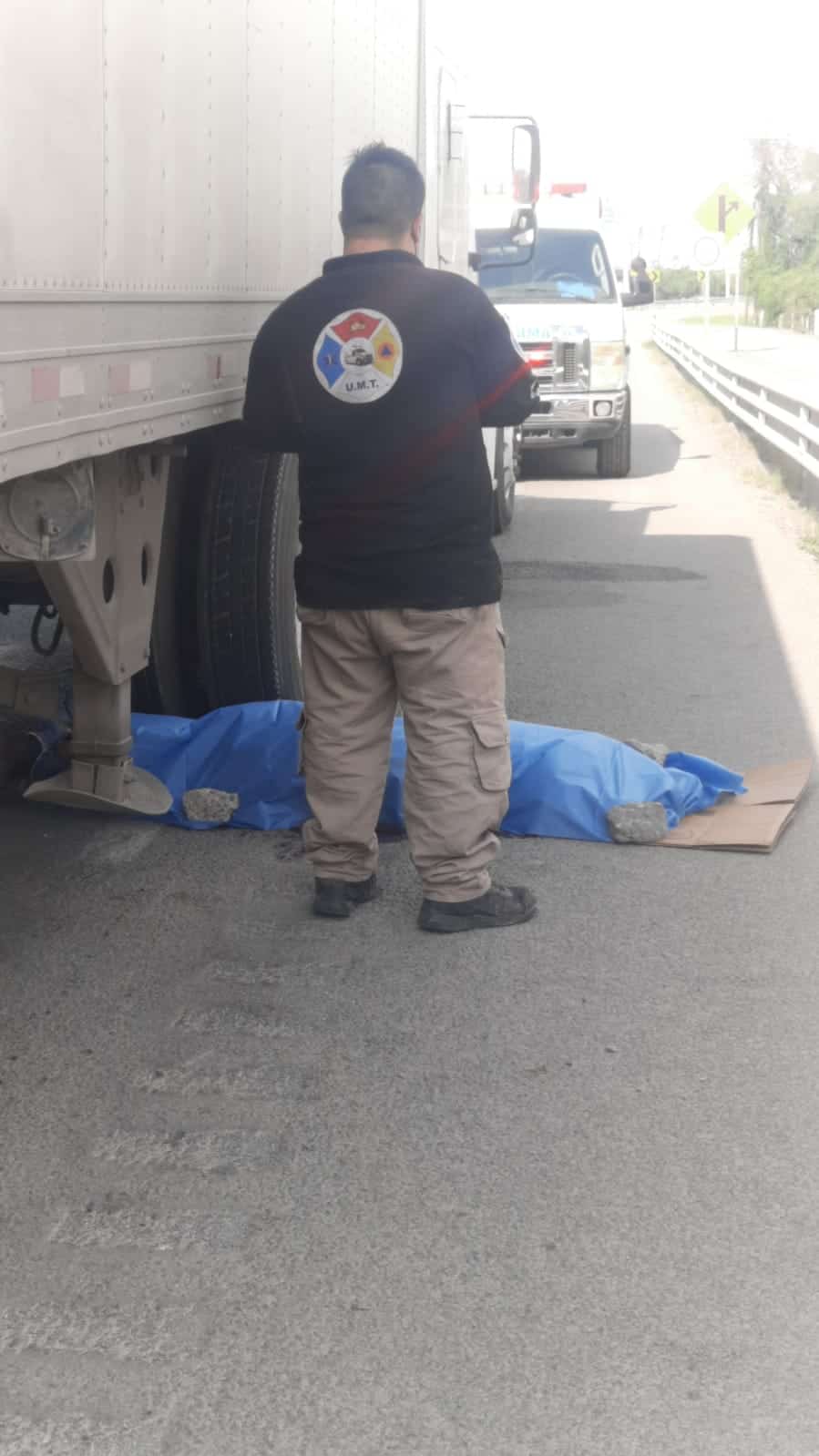 Cuándo se encontraba reparando un tráiler un mecánico fue arrollado y muerto por la unidad que reparaba al ser chocada por otra