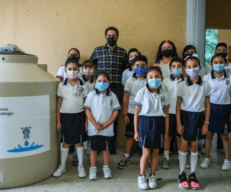 Lleva David agua a alumnos de Santiago