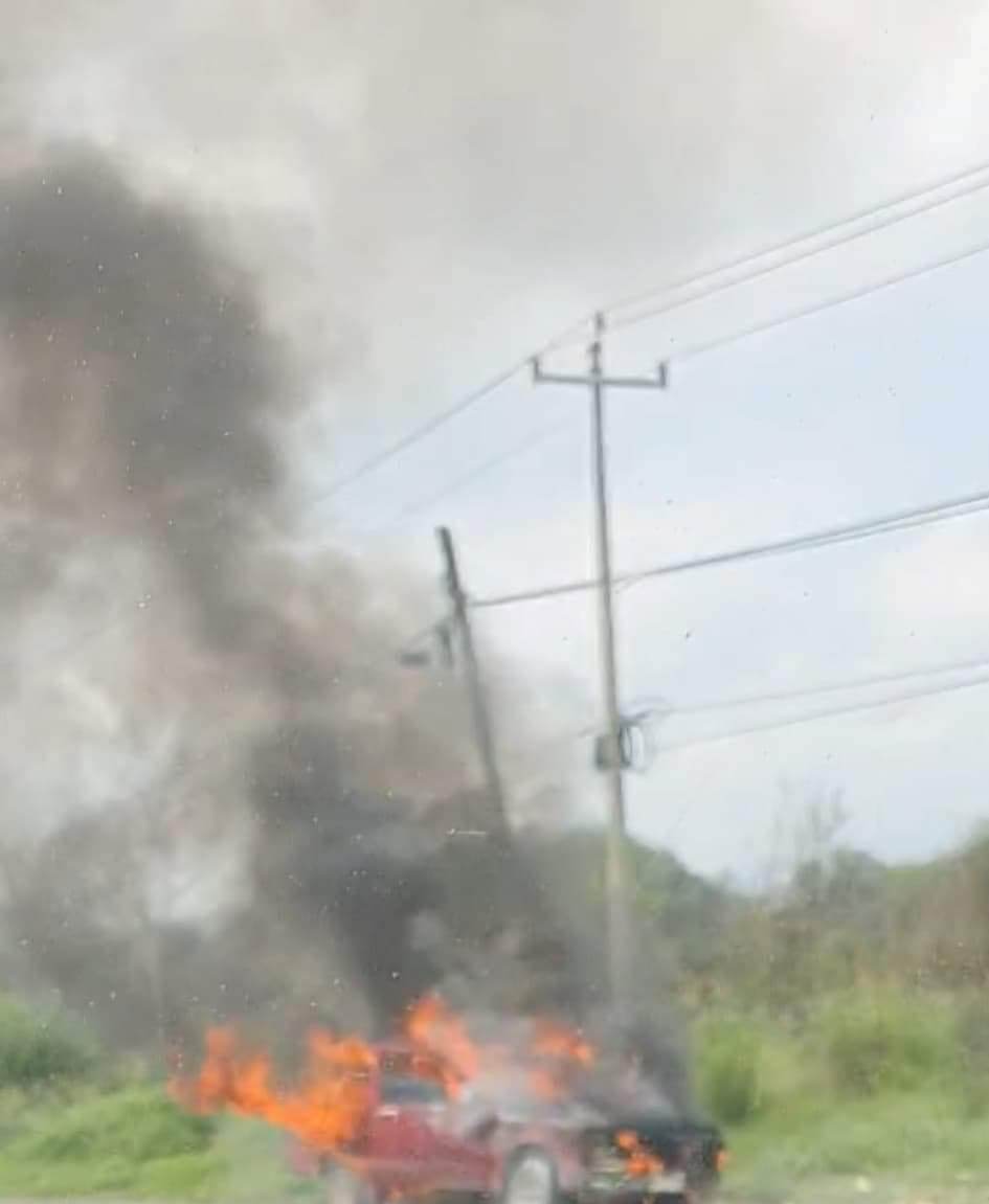 Los puestos de socorro se movilizaron al municipio de Allende, al reportarse el incendio de una camioneta, al parecer por una falla mecánica