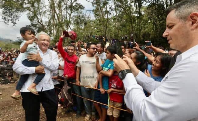 AMLO y Murat recorren comunidades de Oaxaca