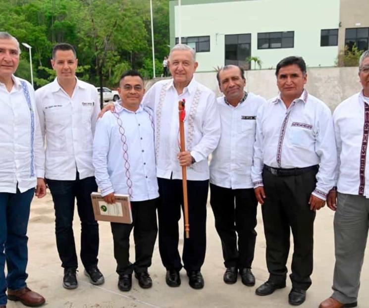 Firman como testigos de honor, acuerdo por agua