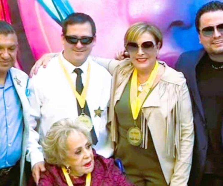 Silvia Pinal reaparece; recibe homenaje