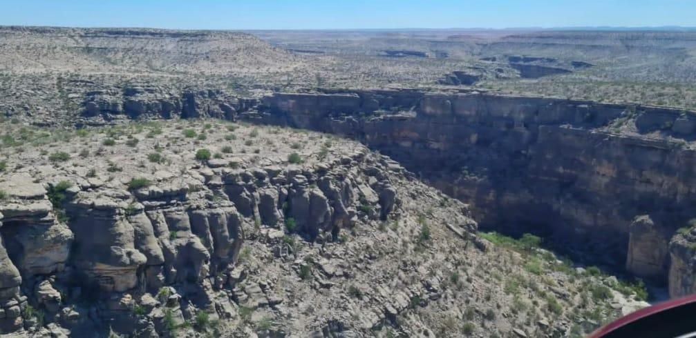 Hallan con vida a 19 migrantes perdidos en sierra de Acuña