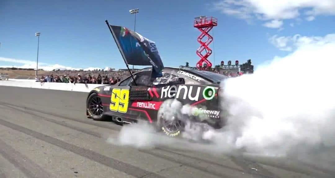 Gana regio en Nascar Series de EU y hace historia