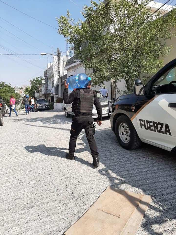 Entregan agua en zonas vulnerables