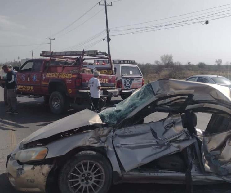 Queda prensado en accidente vial