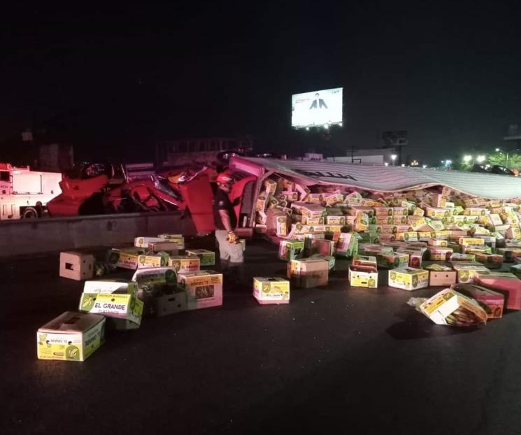 Vuelca tráiler cargado con 15 toneladas de plátano