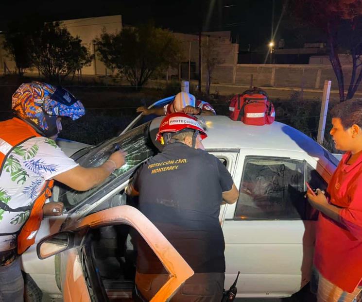 Queda mujer prensada tras choque