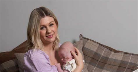 Tras cirugía de mi bebé, abrazarla le salvó la vida: mamá