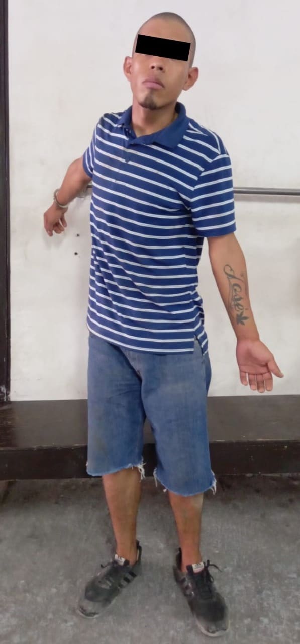 Vecinos cansados de tantos robos con violencia en tiendas y domicilios de la Colonia Hacienda El Palmar, detuvieron y entregaron a policías, al ladrón