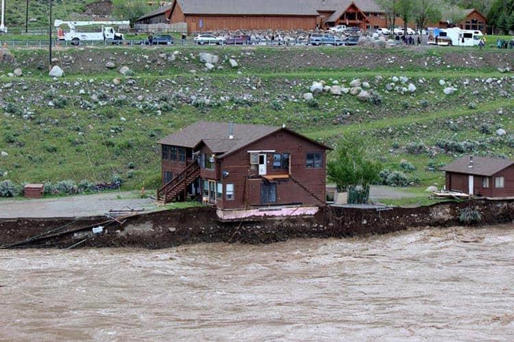 Evacuan a visitantes de Yellowstone por inundaciones