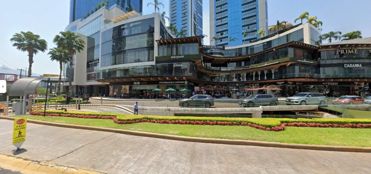 Cae ventanal sobre mesero en restaurante
