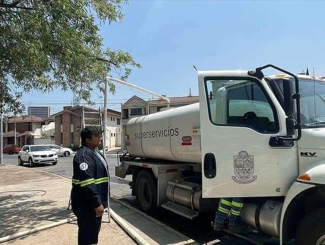 Llevan agua a colonias “fifis” en San Pedro