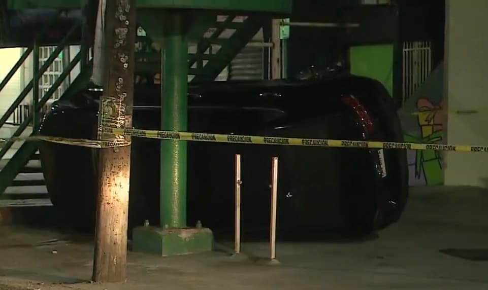 En el momento en que se daba a la fuga luego de asaltar a un doctor en la vía pública con un desarmador, un hombre fue atropellado y luego el vehículo volcó
