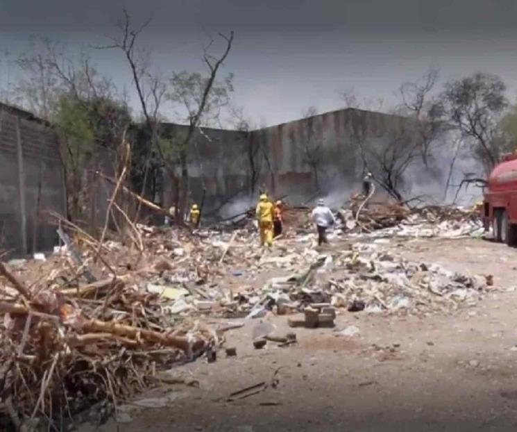 Combaten incendio en empresa abandonada en Escobedo