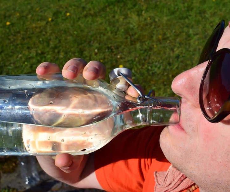 Conoce qué le pasa a tu cuerpo si no tomas suficiente agua