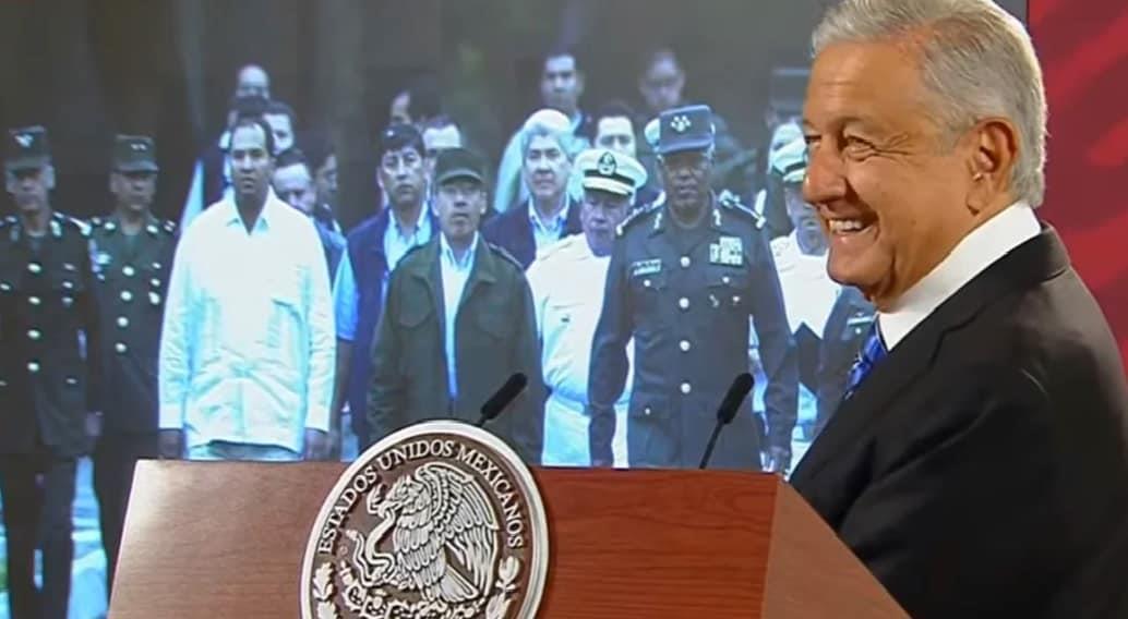 AMLO critica con foto guerra contra el narco de Calderón