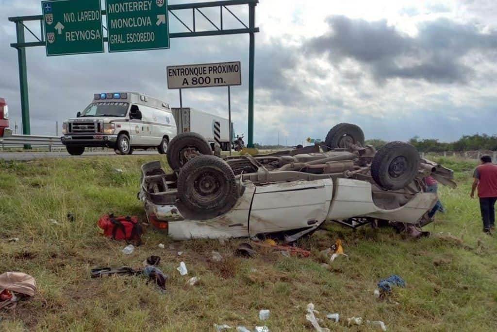 Un hombre terminó con lesiones de consideración al volcar su camioneta, en un tramo del Anillo Periférico