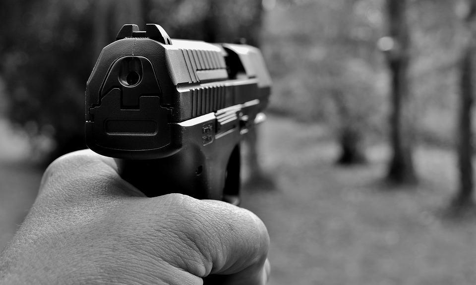 Congresista EU propone impuesto de 1000% a armas de asalto