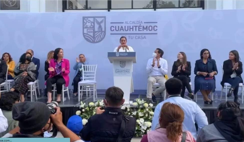 Con voz entrecortada, Sandra Cuevas se defiende