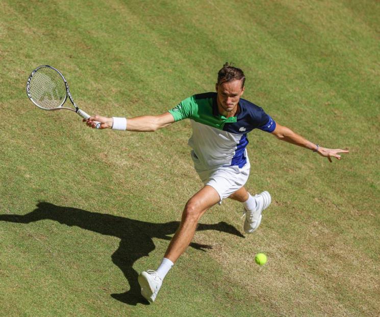Se entrena con victoria Medvédev como el #1 en ATP