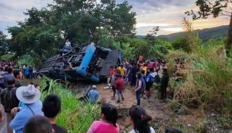 Vuelca camión con peregrinos; hay nueve muertos