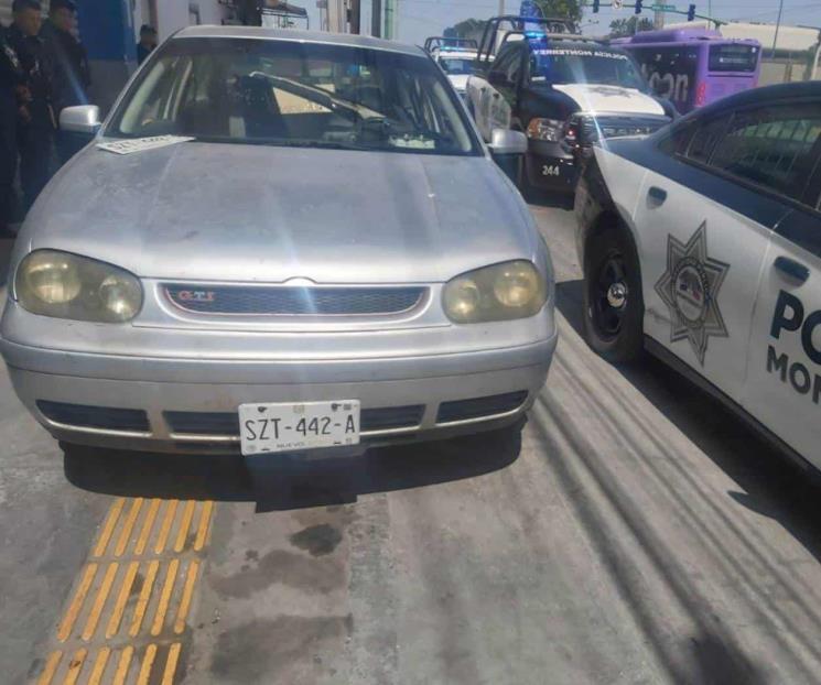 Aseguran auto con placas apócrifas en Monterrey