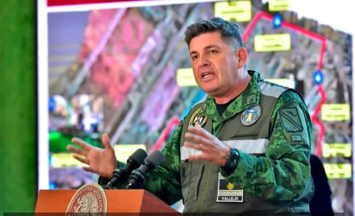 Condecoran a general encargado de la construcción del AIFA