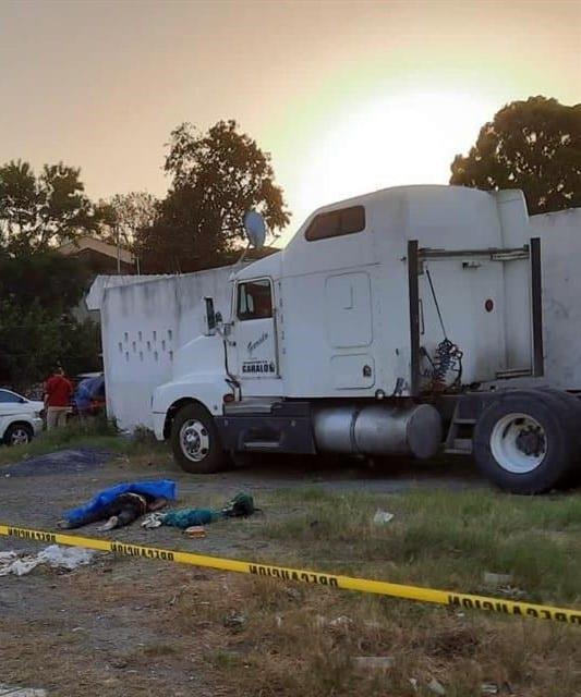 Muere arrollado por camión