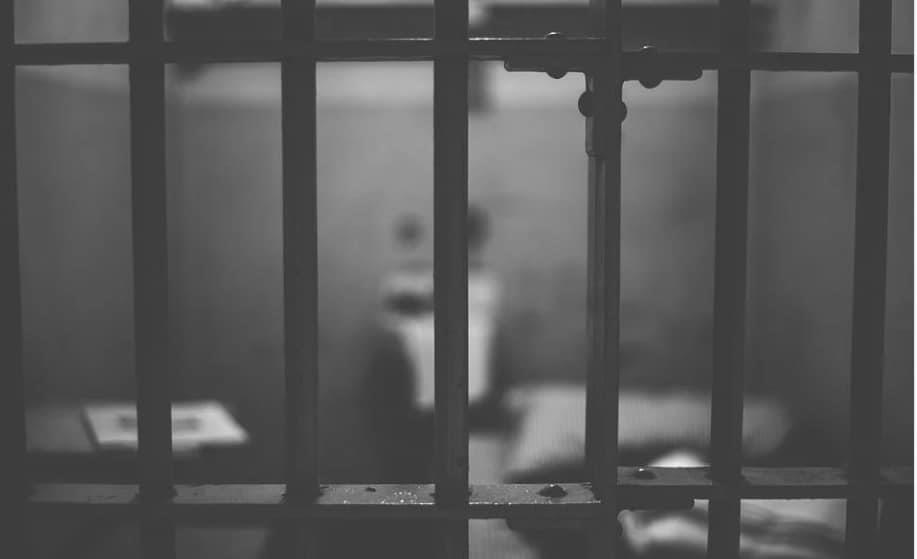 Reclusa intenta ahorcar con funda de almohada a guardia