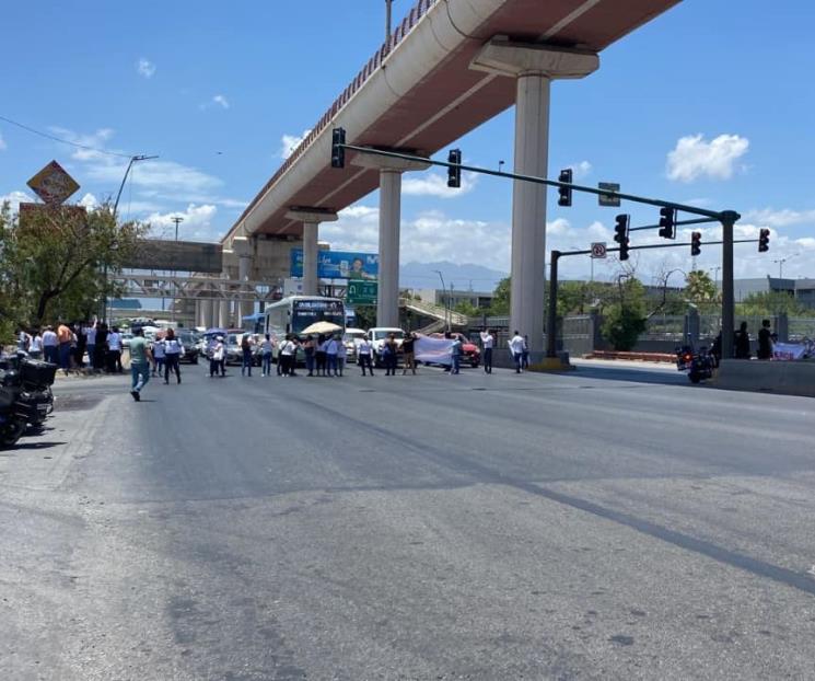 Bloquean Avenida Universidad por falta de agua