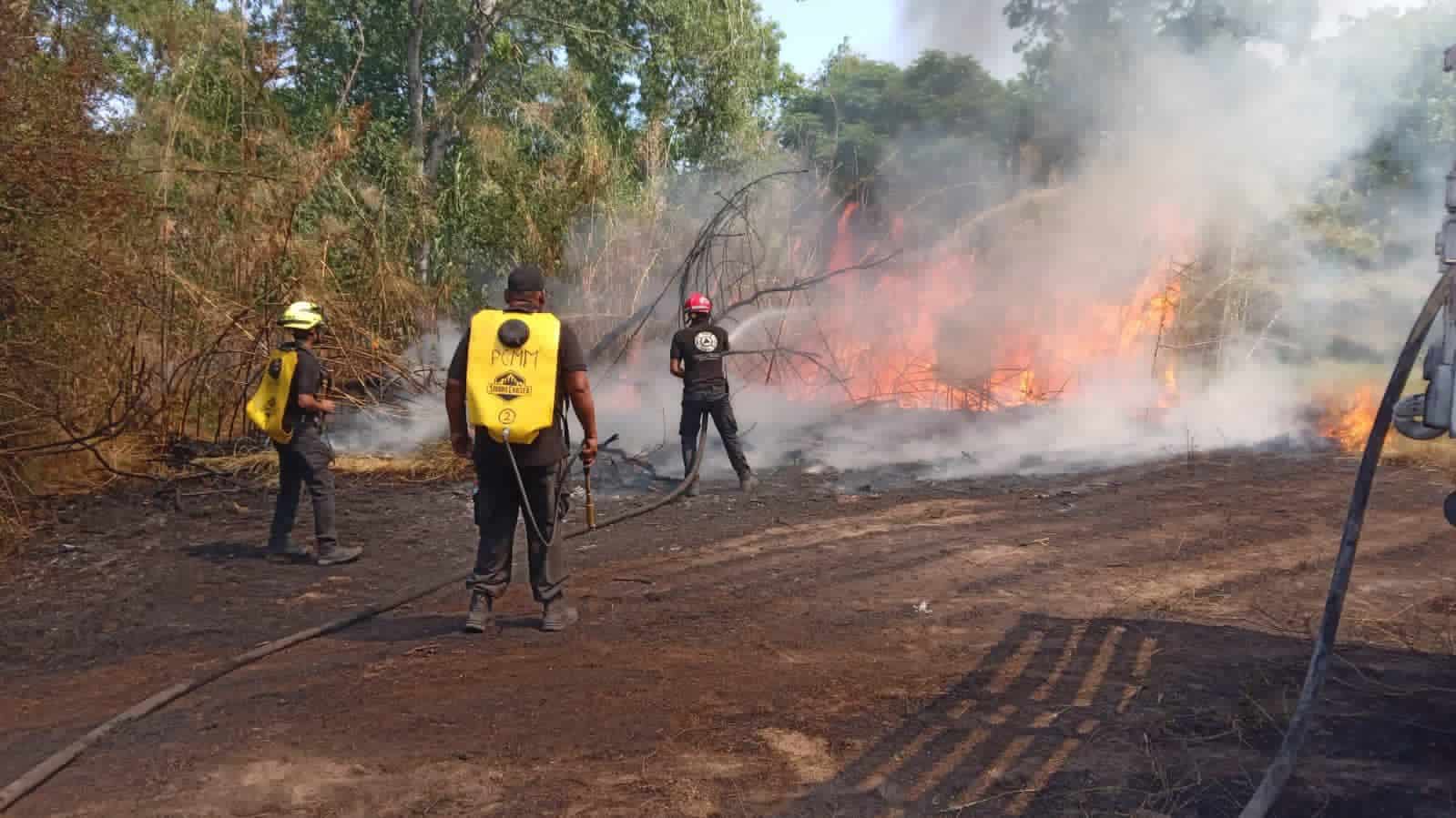Los puestos de socorro se movilizaron a la Comunidad “Los Adobes”, al producirse un incendio de grandes proporciones