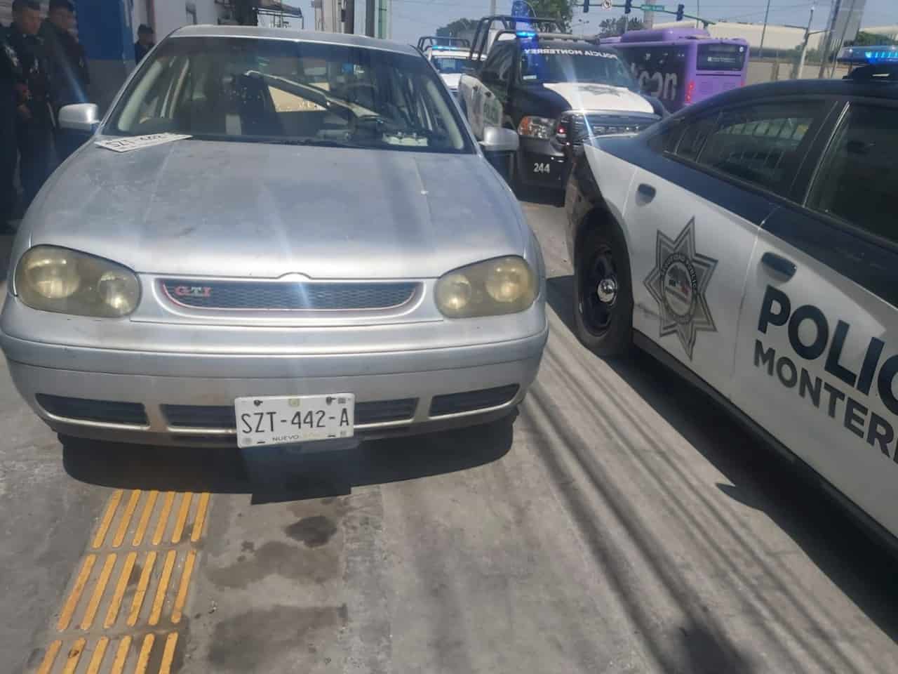 Luego de ser captado por cámaras de seguridad, un vehículo con placas colgadas fue asegurado