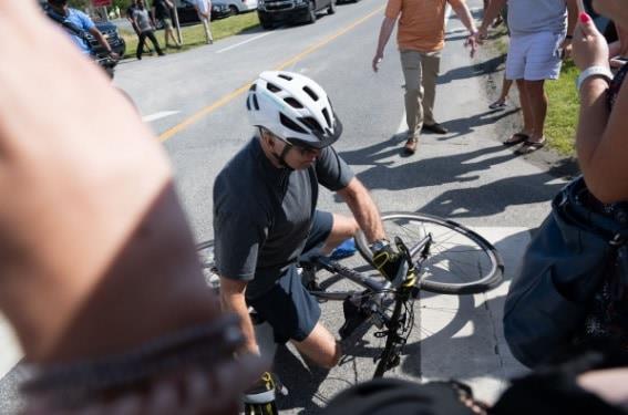 Biden cae de su bicicleta durante un paseo en Delaware