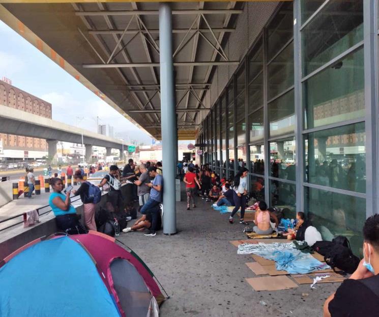 Abandonan migrantes Central de Autobuses