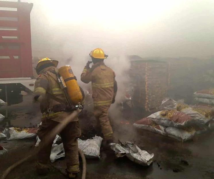 Arde empresa envasadora de carbón
